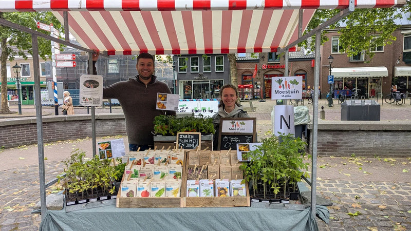 Rajco en Judith verkopen producten achter hun marktkraam tijdens de markt vorig jaar